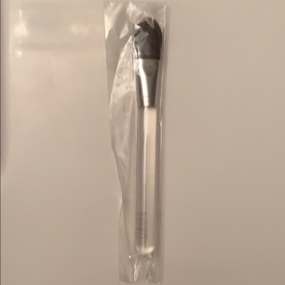 Clinique foundation brush and loose powder - Picture 3 of 5